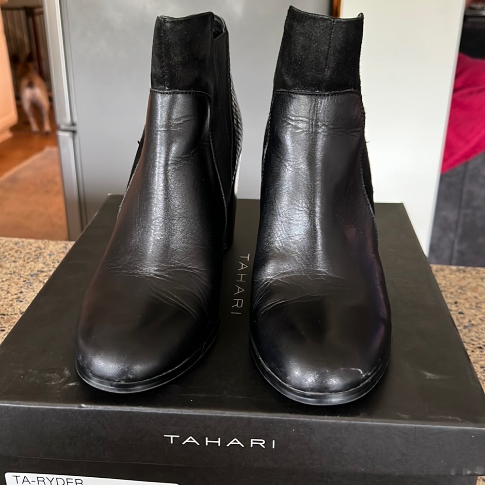 Tahari Ta-Ryder black leather bootie size 9 like new